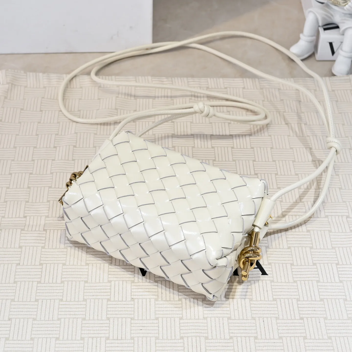 Batch 1560 𝗕𝗼𝘁𝘁𝗲𝗴𝗮 𝗩𝗲𝗻𝗲𝘁𝗮———— The latest version of the loop camera bag💥 from BV’s King of Cost-Effectiveness counter, large woven texture➕Ultra-high quality cow wax leather as always, with zipper, hardware decoration on both sides, adjustable drawstring, especially suitable for the tummy💫Can hold anything, very light weight, suitable🈴️for girls of all ages, size: 17*10*6cm Style number: 6125